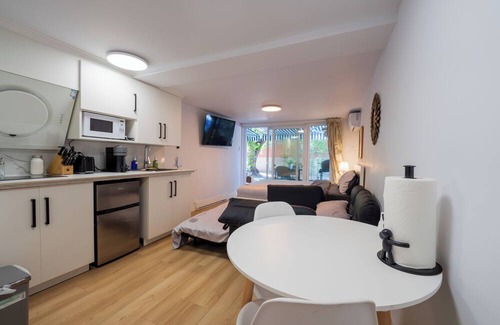 Cote-Des-Neiges—Notre-Dame-De-Grace Apartment | Charming studio w/Patio/parking