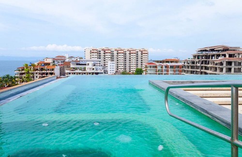 Centro Ixtapa Apartment | Sunny Condo Studio in Romantic Zone! Steps to Beach, Dining and Entertainment!