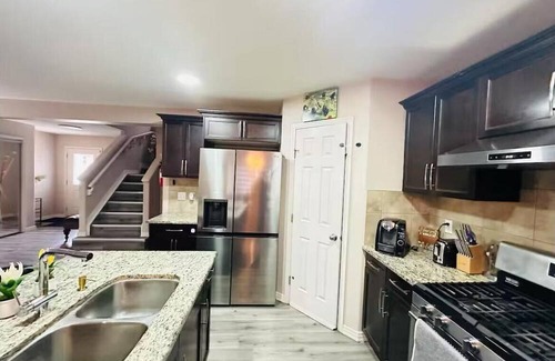 Southeast Edmonton House | Beautiful Central A/C home at Ellerslie with all amenities & HWY with a KM away