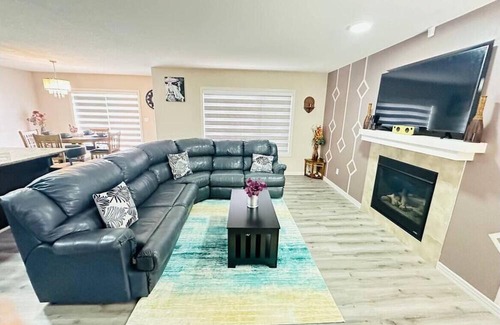 Southeast Edmonton House | Beautiful Central A/C home at Ellerslie with all amenities & HWY with a KM away