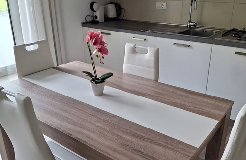 Barco House | Holiday Home 'Blue-green Apartment' with Mountain View, Balcony and Wi-Fi