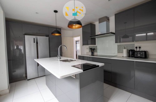 Marston Green Villa | The Laurels - HS2 Contractors, NEC, BHX Airport Stays, Sleeps 12, Free Parking