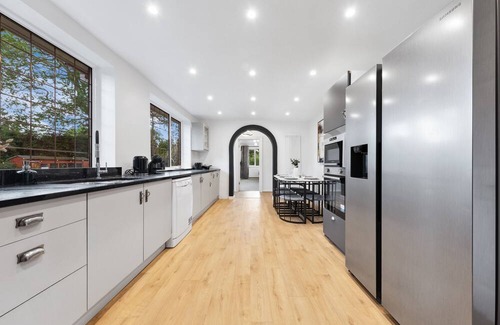 Staines House | Luxury 6-Bedroom Home with Playground & Gym