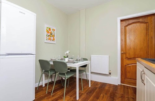 Grangemouth Apartment | 2Bed Upper Cottage Flat-On Street Parking