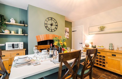 Sandbach House | Beautiful Cozy Cottage Home in Sandbach, Sleeps 4!