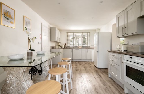 Blandford Forum Apartment | HAMBLEDON HILL COTTAGE - UNIQUE STAY | SLEEPS 6 | PETS ALLOWED | HOT TUB | BBQ | PATIO | WI-FI