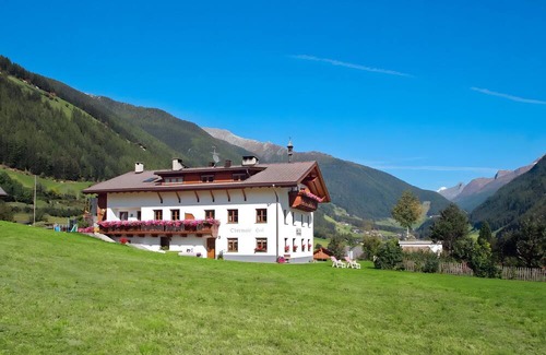 San Giacomo Apartment | Apartment 'Obermairhof Regenbogen' with Mountain View, Shared Terrace and Wi-Fi