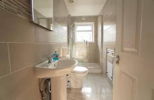 Reading Apartment | Free parking | 7 beds | Contractor & Large groups