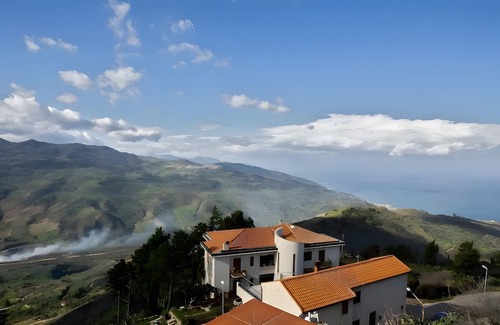 Motta d'Affermo House | Holiday Home 'Colonna' with Sea View and Wi-Fi