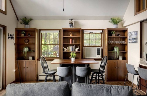 Berkeley Springs Cabin | Cozy Chalet Cabin with Hot Tub, Fire Pit, Modern Decor in Bloomery, WV