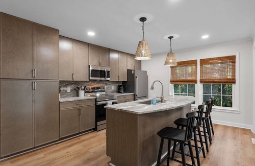 Wade Hampton House | Spacious|Close to DT|5 BDRM|4BA|PetsOK