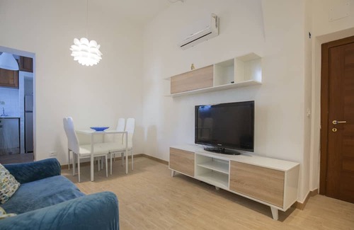 Portoferraio Old Town Apartment | It is located on the second floor of a characteristic building in the historic center, in a really c