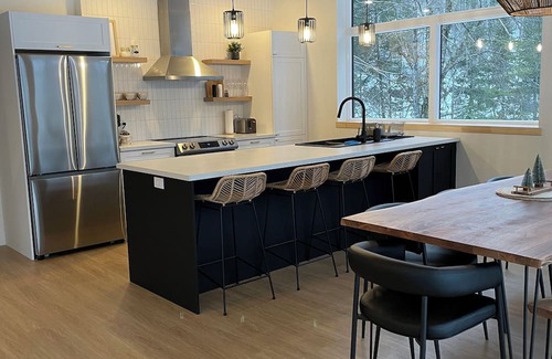 Lac Sainte-Marie House | Tranquil Scandinave Cottage: Secluded Forest Retreat by the Water