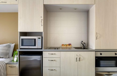 Gisborne Apartment | Studio Apartment 600m to CBD