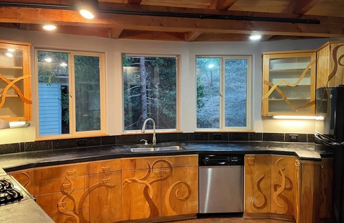 Skidmore Academy Historic District House | Monthly Rental Circular House blocks to Downtown & Oregon Shakespeare Festival