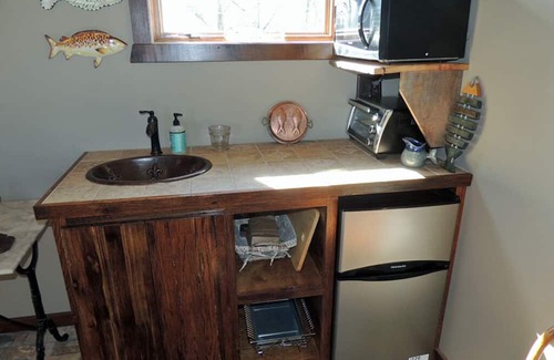 Treloar Bed & Breakfast | Fish Haus: charming cottage with breathtaking views of the Missouri River!