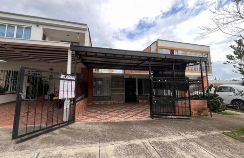 Pereira House | Spacious house close to UKUMARI and CONSOTA park wifi, private parking, 3bedrooms