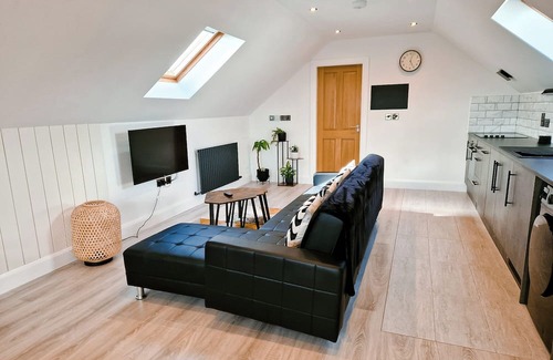 Cookstown Apartment | Lorraine's Loft - Hot Tub Get Away. Stunning countryside Views!