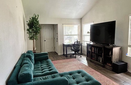 Anderson Mill House | Cozy 2BR Retreat with Home Gym and Desks in Safe NW Austin Near Parks