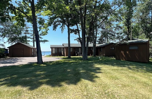 Sturgeon Lake Cabin | Charming 2-bedroom cabin in serene Sturgeon Lake with AC