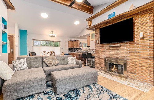 Drayton Plains Apartment | AMAZING 1 Acre Lakefront 3b/2b Apt w/Access to 4 Lakes, peaceful, boats galore!