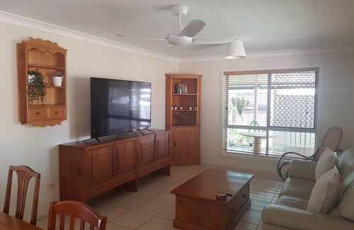 Bongaree Apartment | BANYA BLISS - quiet, cosy unit close to beach, cafes, bowls club and RSL