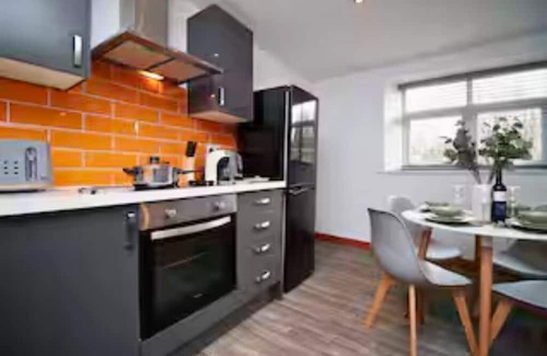 Uplands Apartment | 2 Bed Flat, 2 En-Suites, Parking, Sleeps 6