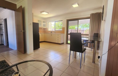 Manunda House | Chill out space close to town.