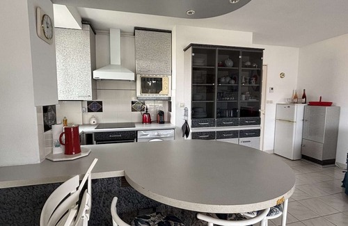 La Grande-Motte Apartment | Cross-Through T3 Apartment in La Grande Motte, 2 Bedrooms, Terrace