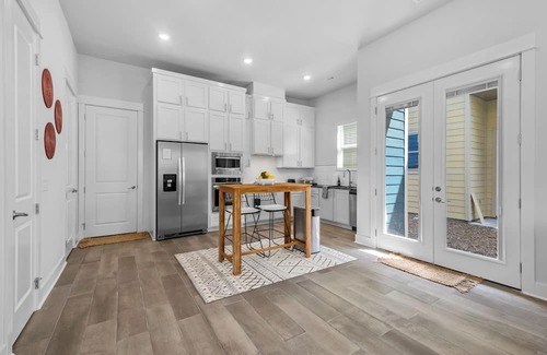 Fayetteville House | Hog Heaven-Steps to DT Fayetteville-Sleeps 8, Pets Allowed, Wifi, Parking