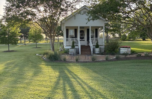 Brenham Cottage | Tara Farms Cottage. Peaceful Retreat on 50 Acres. Soaking Tub + Trails