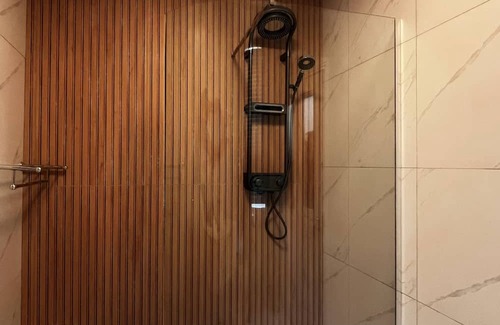 Dublin Apartment | Cosy Croke Park Studio 2, Double Bed with a kitchen and a toilet