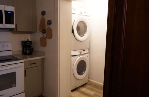 Memphis Cottage | Cozy Guest Home with Multiple Beds, Get Away! Ideal location + Essentials.