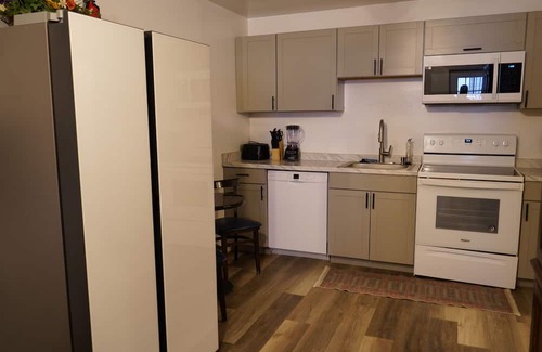 Memphis Cottage | Cozy Guest Home with Multiple Beds, Get Away! Ideal location + Essentials.