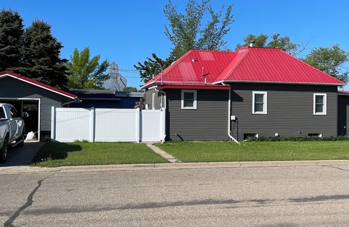 Harvey House | 3-bedroom house in tranquil Harvey with WiFi, AC. Relax and unwind