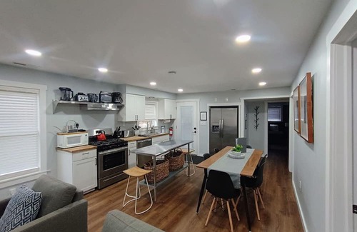 Gaines Cottage | Lotus Point Riverside Retreat