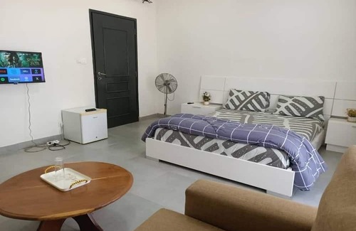 Thies Bed & Breakfast | Very spacious room with double bed, private bathroom and balcony