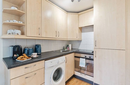 Weybridge Apartment | Cosy 1Bed Weybridge Ideal for 2! | Pass the Keys