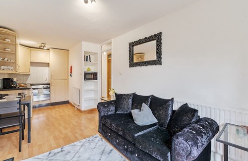 Weybridge Apartment | Cosy 1Bed Weybridge Ideal for 2! | Pass the Keys