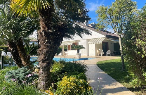 Isola Albarella House | Holiday home with air conditioning, garden and pool