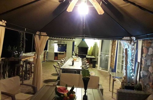 Ruidera House | House at the foot of the lagoon with pier.