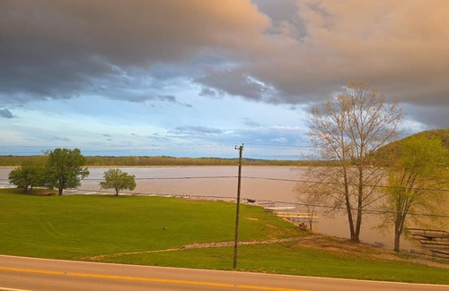 Waverly RV Rental | Cozy travel trailer minute walk to Lakewhite WiFi and AC in beautiful Waverly