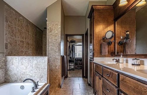 Moore House | Charming 3-bedroom house near Norman!