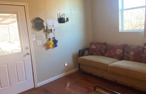 Glen Rose Cabin | Rhineland Farm Farmhouse. 20 min from DVSP, Fossil Rim, Cleburne State Park