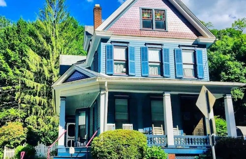 Ashfield Apartment | Switzerland Dream, Cozy Room in Downtown Jim Thorpe, Walk to everything!