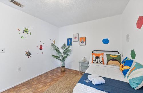 Hill Country House | Perfect Group Getaway BR Central Location
