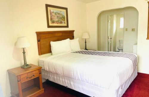 Cherryland Hotel | Deluxe Inn