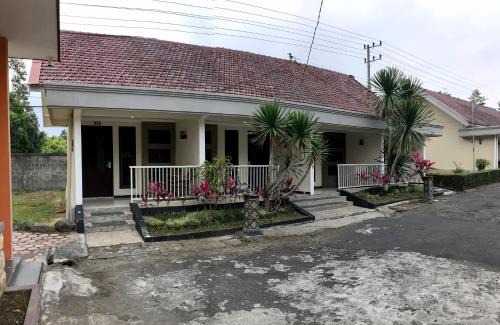 Ngantang Hotel | Selorejo Resort Mitra RedDoorz