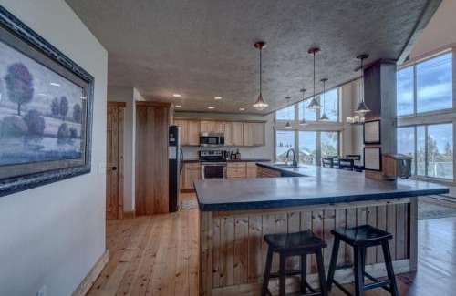 Lead Ski Chalet | Blackmoon 3 BR Chalet at Terry Peak with Outdoor Hot Tub - Sleeps 16 chalet