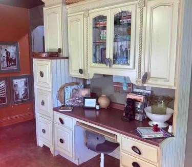 York Apartment | Home with Art & Beauty-1 minute to York Hospital